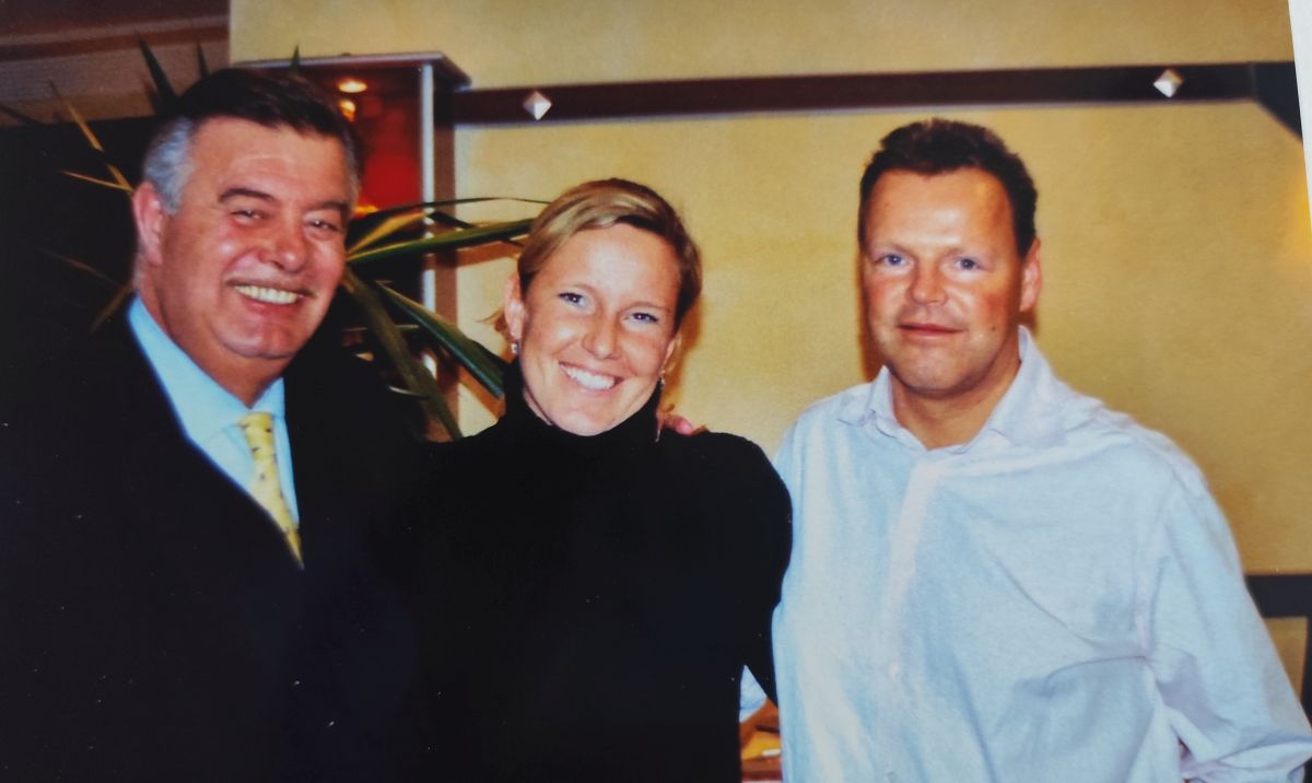 Harry Wijnvoord kam quasi frisch aus dem RTL-Dschungel zurück und erzählte die Dinge, die man im Fernsehen nicht sieht. Mit im Bild Vera Nickel (HSE 24) und Carsten Sterzenbach (damals QVC Reichweitenmanagement)