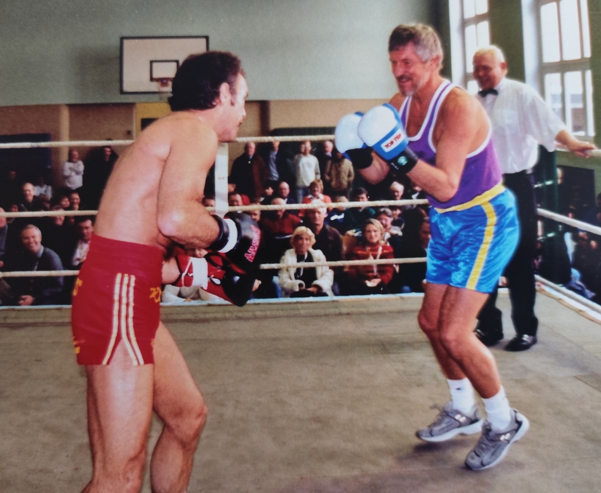 Wir waren stolz darauf, dass wir den Boxer René Weller (neunfacher Deutscher Meister, Vize-Europameister bei den Amateuren und als Profi EBU-Europameister sowie Weltmeister der WAA im Superfedergewicht) nach Delmenhorst einladen konnten. Er kämpfte in der Boxarena in einer Turnhalle (Danke nochmals an den Boxverein für das Ausrichten der Show) nicht nur gegen einen 19-jährigen Russen (Weller hat gewonnen), sondern auch gegen den damaligen SES-Manger Reinhold Zanoth, der danach ganz schön kaputt war, obwohl er dreimal im Jahr einen Marathon gelaufen hat.
