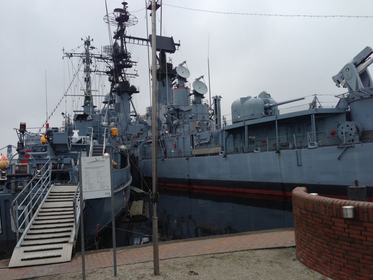 Marinemuseum Wilhelmshaven. Ehrenamtliche ehemalige Marinesoffiziere in Uniform führten und über dievser Schiffe und U-Boote. Hier im Bereich des Captains