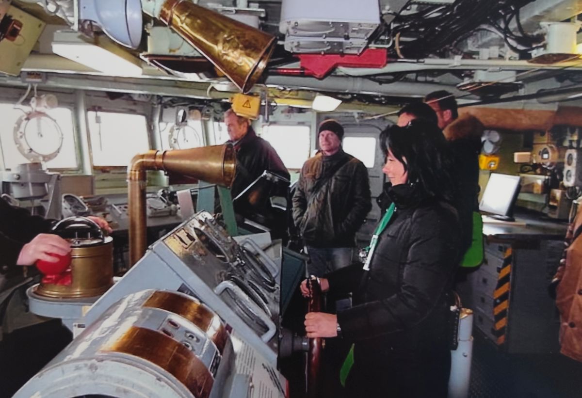 Marinemuseum Wilhelmshaven. Ehrenamtliche ehemalige Marinesoffiziere in Uniform führten und über dievser Schiffe und U-Boote. Hier im Bereich des Captains