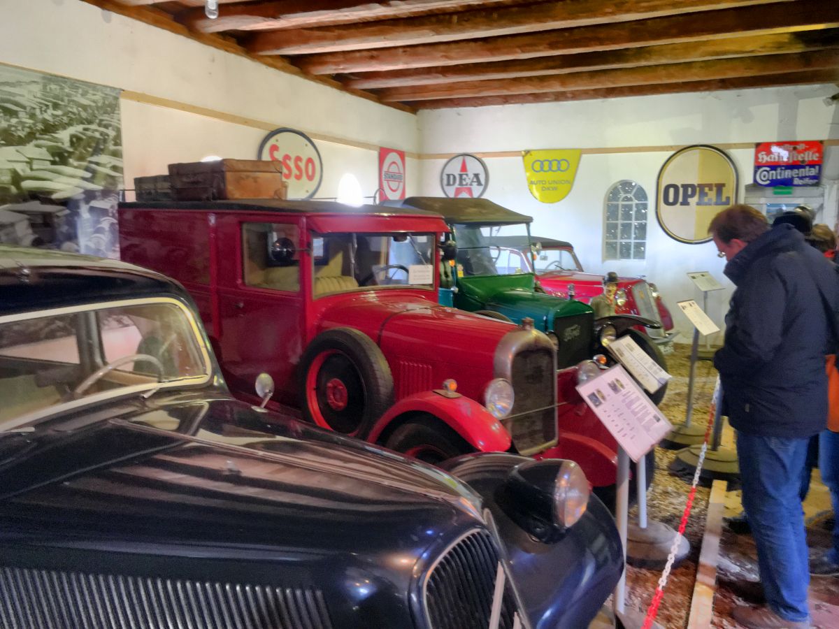 Alte Autos in einer Ausstellung in einem Museum in dem Ort Asendorf an der B6 zwischen Bremen und Hannover