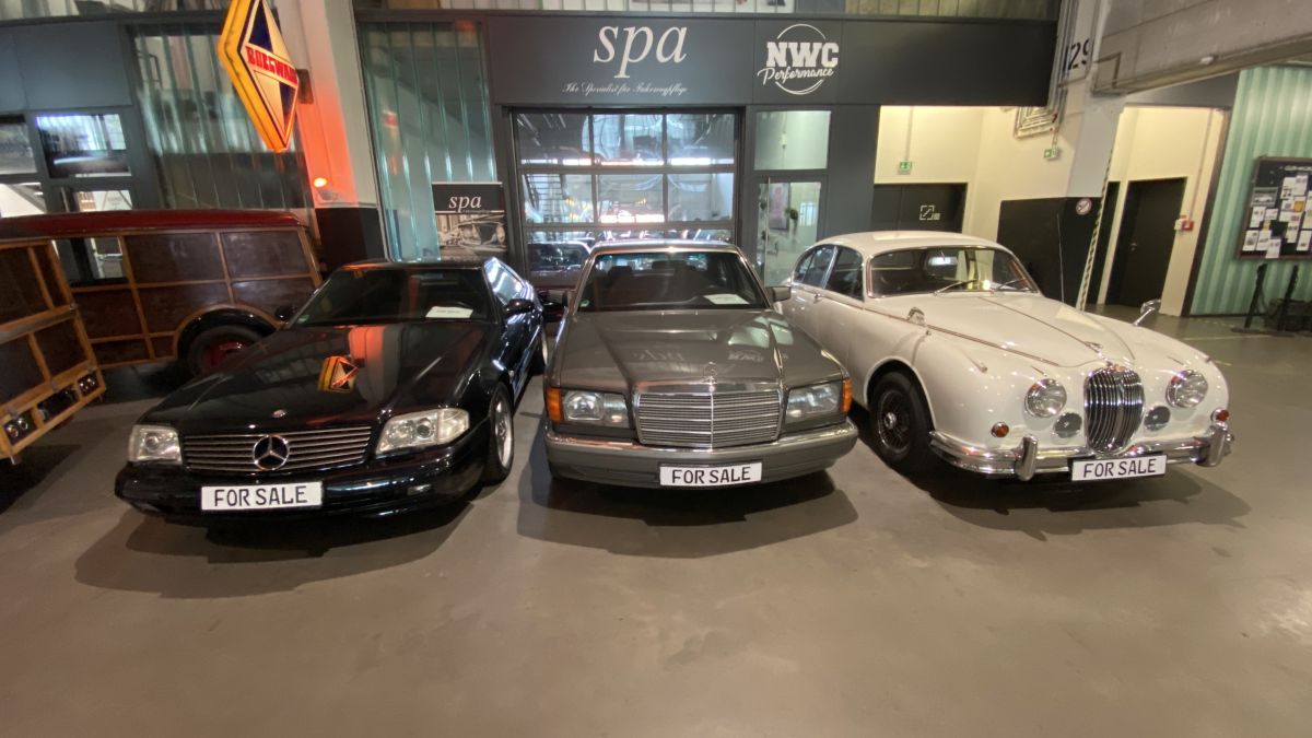 Oldtimer in der Überseestadt Bremen beim Restaurantor