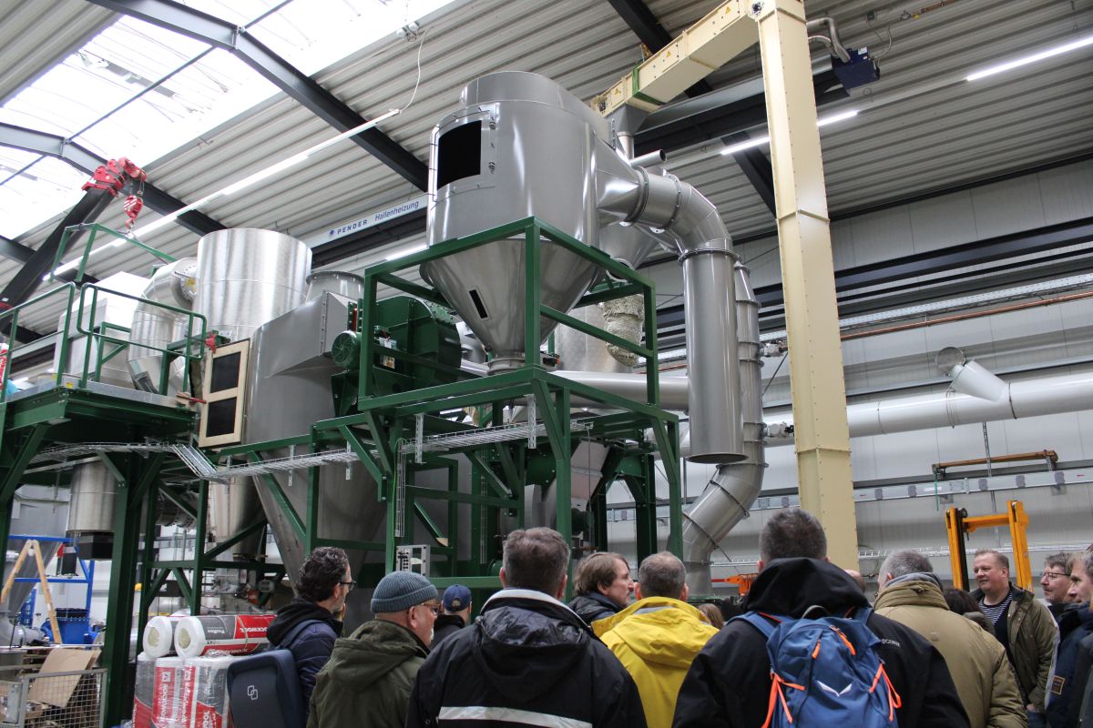 Aufgebaute Kaffeeröstmaschine mit ca. 6m Höhe in einer Halle