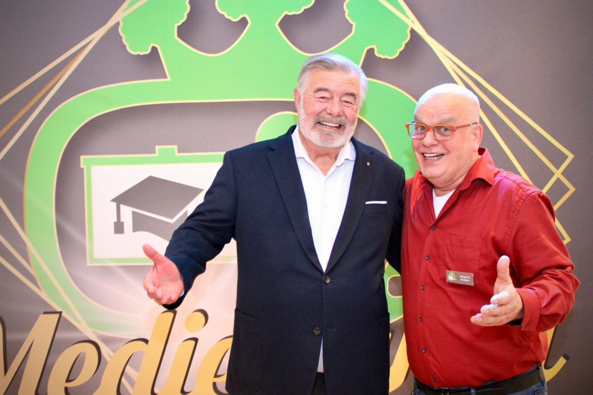 Harry Wijnvoord und Jürgen Grobbin vor der Showwand