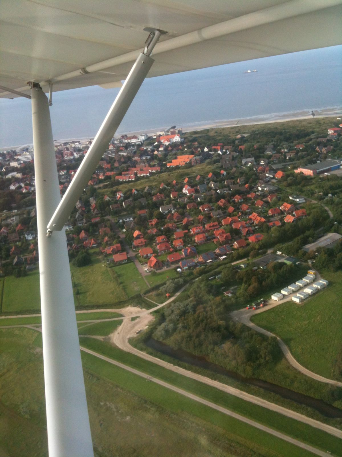 Wangerooge von oben aus dem Flugzeug. In Sicht ist der Hauptort der Insel mit seinen typisch ostfriesichen Häusern