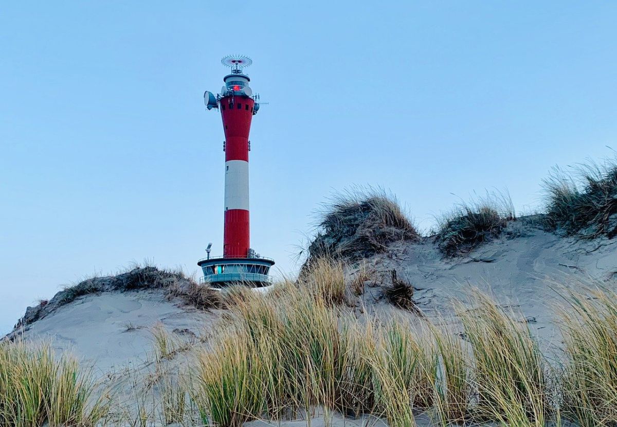 Das Bild zeigt den modernen Leuchtturm von Wangerooge. Er ist in Betrieb, im gegensatz zum alten leuchturm in der Ortsmitte, der heute ein Museum ist.